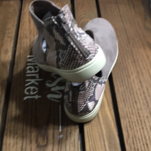 True Craft Faux Suede/Faux snakeskin Woman’s Slip on Loafer, size 10m - Picture 2 of 3